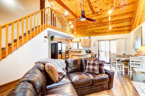 Near Hiking Cabin with Hot Tub in Lakeside!