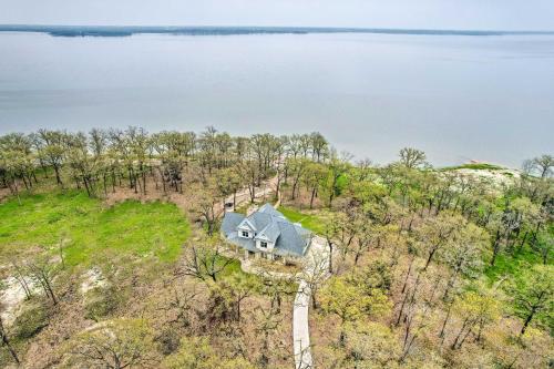 Waterfront Lake Tawakoni Home with Fire Pit! in Quinlan