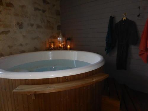 熱水浴缸, Les Oiseaux de Passage in 蒙昂洛努瓦