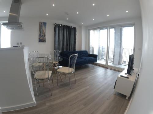 RM13 x Weekly x Monthly Offers DM - Apartment - Dagenham