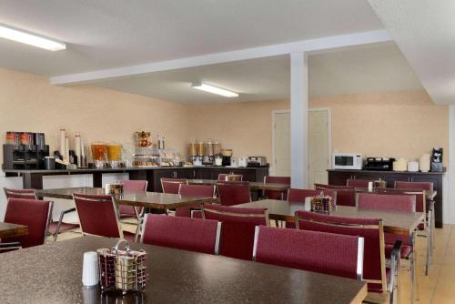 餐廳, 坎盧普斯山景旅行之家酒店 (Travelodge by Wyndham Kamloops Mountview) in 坎盧普斯(BC)