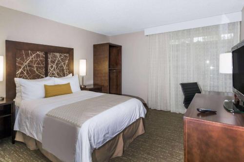 Queen Room with Roll-In Shower - Mobility Access/Non-Smoking