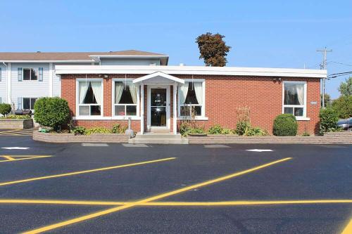 Super 8 by Wyndham Pembroke, Renfrew