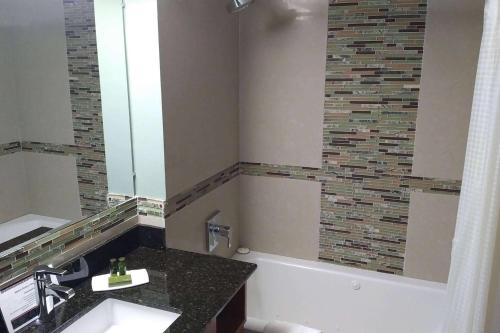 Marble Waters Hotel & Suites, Trademark by Wyndham in Jacksonville, USA