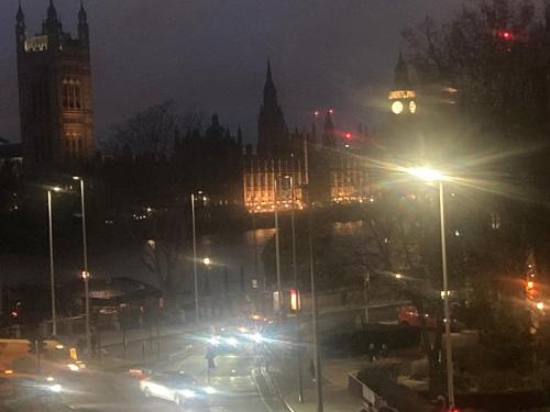Luxury Designer Apartment River view of Parliament Westminster Big Ben. 5