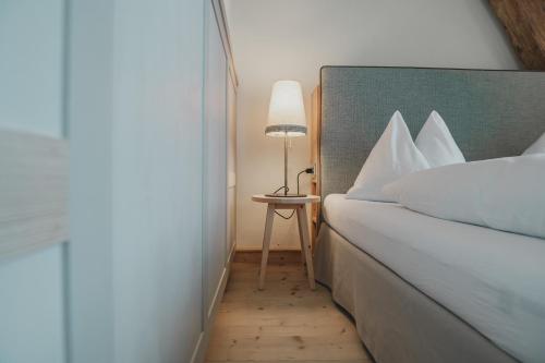 1 queen bed, 1 sofa bed