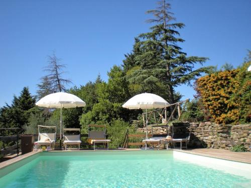 Farmhouse in Cortona with pool