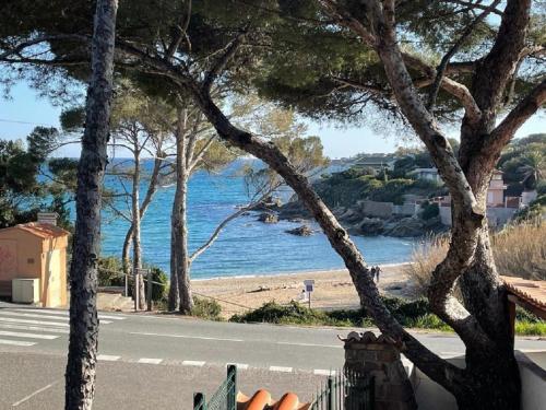 Entre ST-RAPHAEL et ST-TROPEZ. Studio pieds dans l'eau, à partir de 600 Euros/semaine.