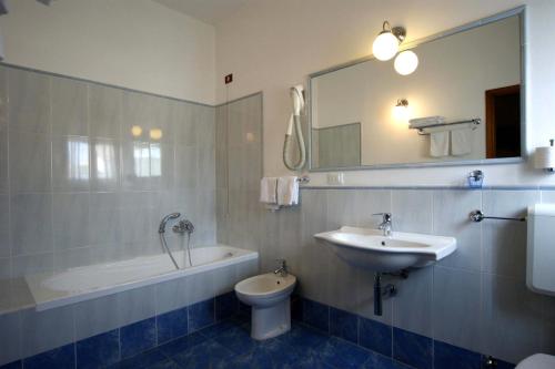 Double or Twin Room image 10