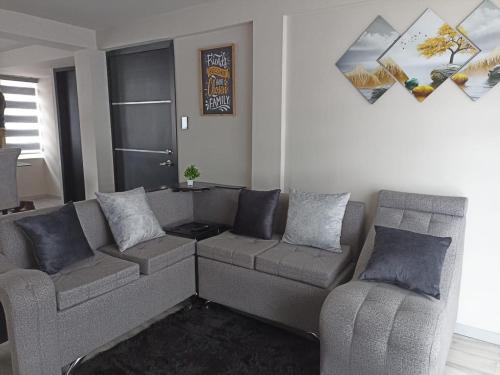 Lujoso Apartamento Frente al Estadio Bellavista in Ambato