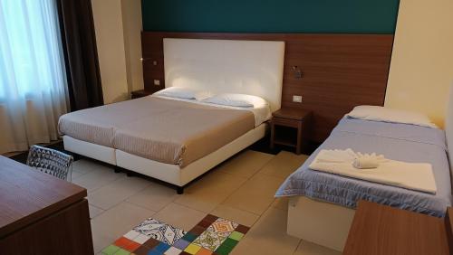 1 king bed, 1 twin bed
