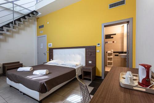1 king bed, 2 twin beds