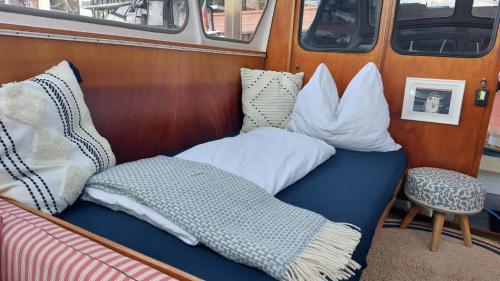 Süsses Motorboot - Bremen Überseestadt, Bremen (Foto 5)