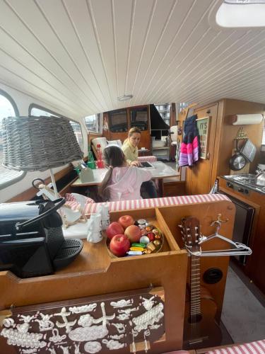 Süsses Motorboot - Bremen Überseestadt, Bremen (Foto 11)