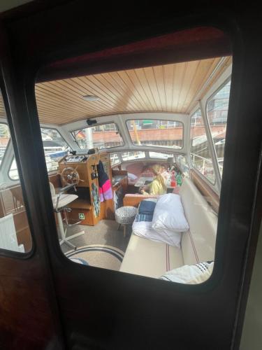 Süsses Motorboot - Bremen Überseestadt, Bremen (Foto 10)
