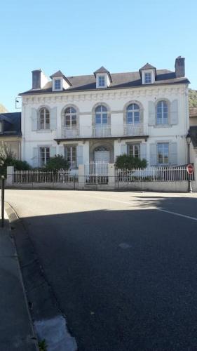 Magnifique maison de maître du 18e avec jardin gîte à louer Luz-Saint-Sauveur