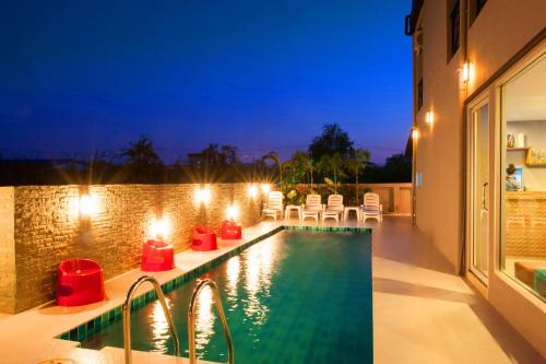 สระว่ายน้ำ, โรงแรมดีเวลลา สุวรรณภูมิ (Dwella Suvarnabhumi Hotel) near สนามบินสุวรรณภูมิ