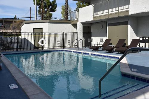 Signature Anaheim Maingate - image 13
