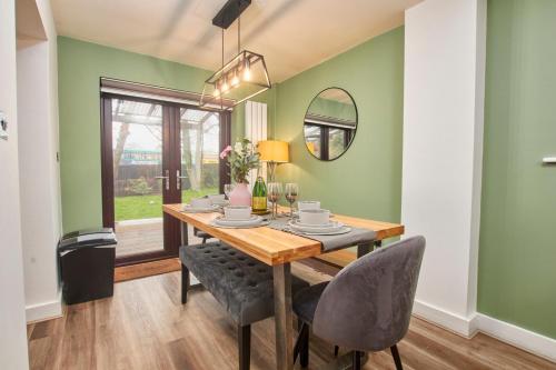 Beautiful House in Manchester Sleeps 8 Inc Parking photo 3