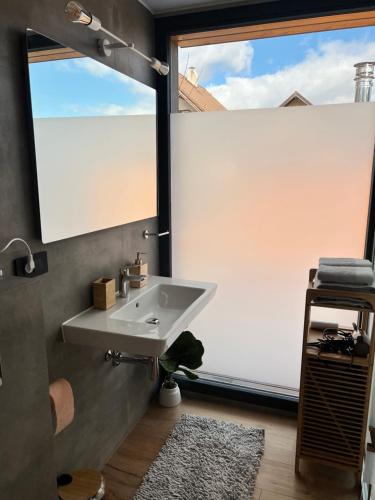 The kube by the mountain in 蒂米蘇爾德約斯