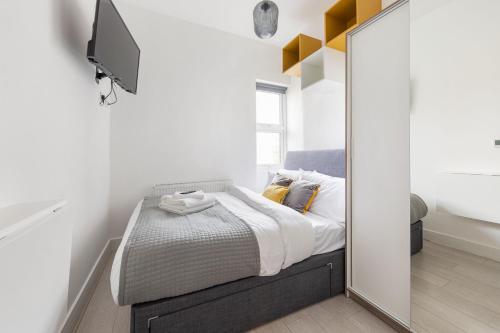 Functional Budget Stay with Wi-Fi and Laundry Facilities near Tube Station, Londýn