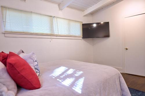 Bright & Comfy 5 star Location Large Deck Oasis, Атланта (фото 3)