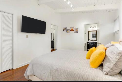 Bright & Comfy 5 star Location Large Deck Oasis, Атланта (фото 9)