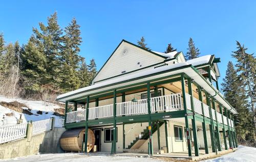 Golden Mountain View Suites with Outdoor Cedar Barrel Sauna! Convenient Self Check-in, Pet & Family Friendly