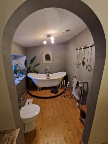 Ванна кімната, Fyne Byre Cottage - Barn Conversion with Hot Tub in Furnace