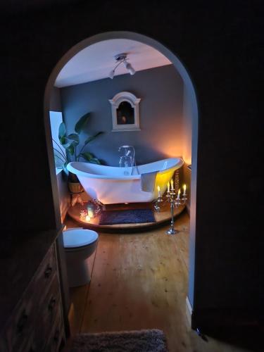 Fyne Byre Cottage - Barn Conversion with Hot Tub - Tullochgorm