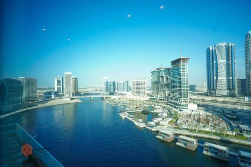 Modern Spacious 2BR Canal View -Business Bay, Dubaj