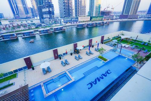 Modern Spacious 2BR Canal View -Business Bay - image 9