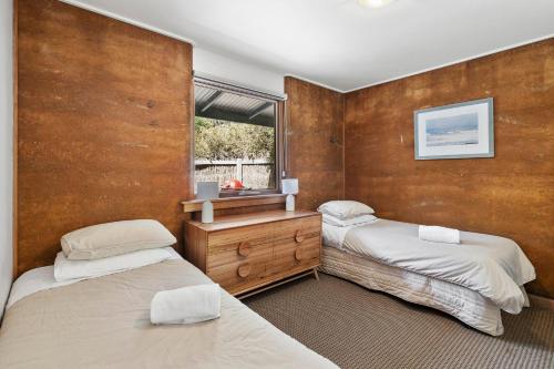 Split Point Cottages - Tap to explore photos