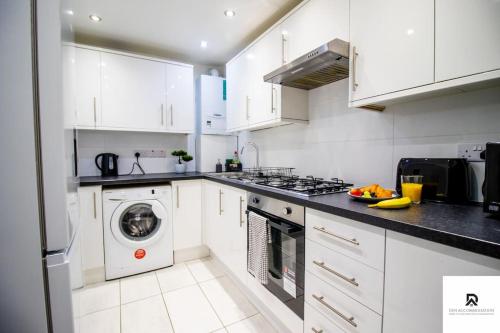 WEEKLY & MONTHLY STAY - Beautiful 2 Bed House with FREE Parking - Relocation, Business & Group - 5 Guests - By Den Accommodation Short Lets & Serviced Accommodation, Woolwich, Woolwich (Foto 8)
