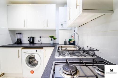 WEEKLY & MONTHLY STAY - Beautiful 2 Bed House with FREE Parking - Relocation, Business & Group - 5 Guests - By Den Accommodation Short Lets & Serviced Accommodation, Woolwich, Woolwich (Foto 10)