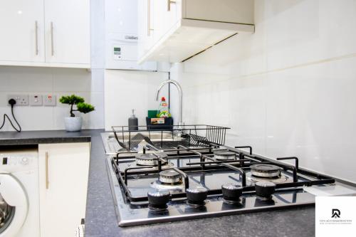 WEEKLY & MONTHLY STAY - Beautiful 2 Bed House with FREE Parking - Relocation, Business & Group - 5 Guests - By Den Accommodation Short Lets & Serviced Accommodation, Woolwich, Woolwich (Foto 9)