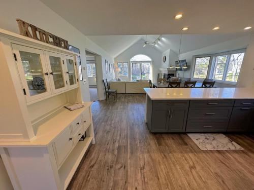F7 Comfortable golf course townhouse within walking distance of Mount Washington Hotel! - image 2