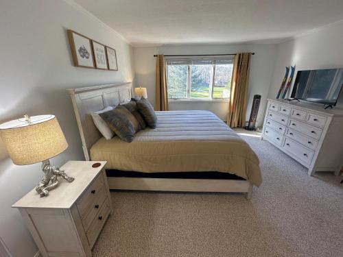 F7 Comfortable golf course townhouse within walking distance of Mount Washington Hotel! - image 10
