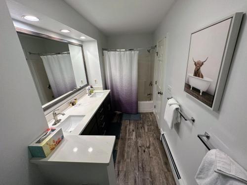 F7 Comfortable golf course townhouse within walking distance of Mount Washington Hotel! - image 7
