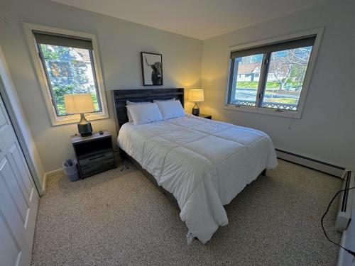 F7 Comfortable golf course townhouse within walking distance of Mount Washington Hotel! - image 13