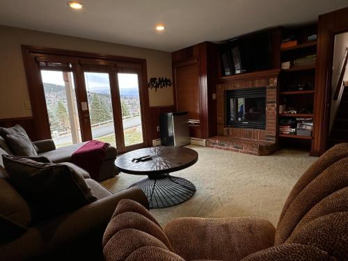 C2 Luxurious townhome stunning views AC stone fireplace beautiful kitchen STEPS TO SKI TRAIL - image 12