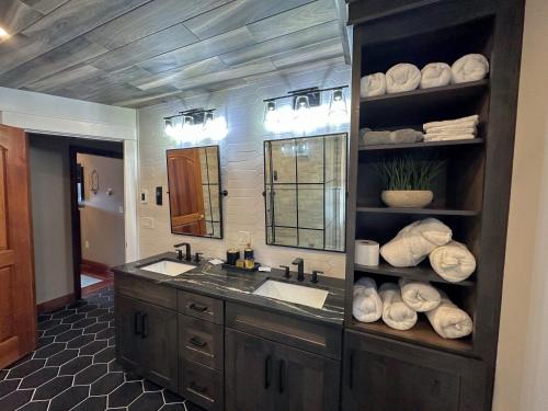 C2 Luxurious townhome stunning views AC stone fireplace beautiful kitchen STEPS TO SKI TRAIL - image 6