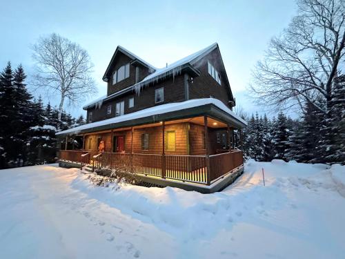 Spacious private home, ski views, pool table, ping-pong, privacy, steps to Mt Wash Hotel
