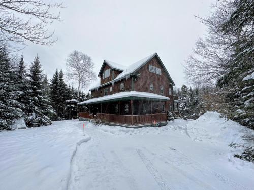 Spacious private home, ski views, pool table, ping-pong, privacy, steps to Mt Wash Hotel