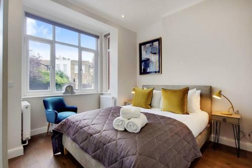DG1 - Family-Friendly 2-Bed with Garden in Acton - by Short Stories London, Londra