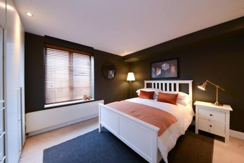 MR2 - Charming 1 Bed Apartment, Munster Village - by Short Stories London, London