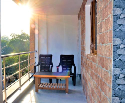 Deluxe Double Room with Balcony image 8