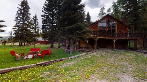 Standing Bear Lodge With High Speed Wifi - Red River