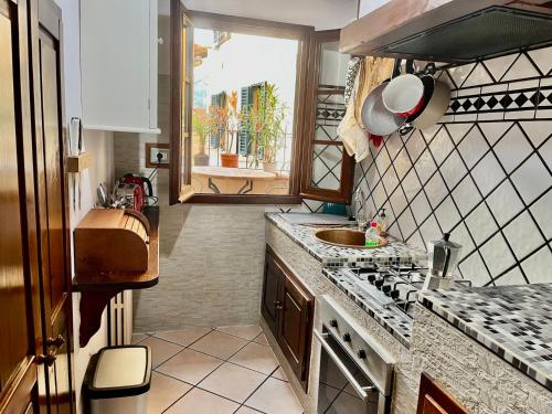 Køkken, Gorgeous sunlit townhouse with terrace in medieval Pescia, Tuscany in Pescia