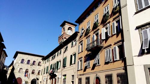 Omgivelser, Gorgeous sunlit townhouse with terrace in medieval Pescia, Tuscany in Pescia